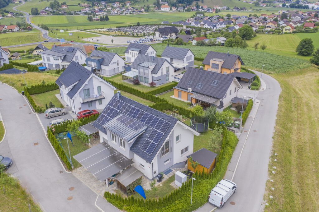 Haus mit Solarmodul in einem Ort